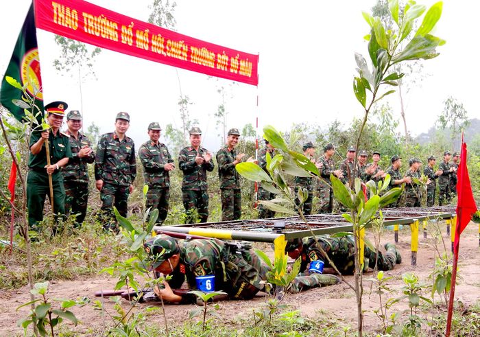 Đội tuyển của Quân khu 3 vượt qua thử thách thi đấu về thể chất trong chương trình Quân khu số 1 thách đấu.