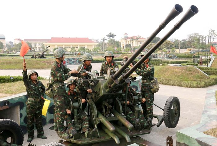 Các khẩu đội Pháo phòng không 57mm thuộc Đại đội 8, Tiểu đoàn 3, Lữ đoàn Phòng không 214 luyện tập phương án SSCĐ.