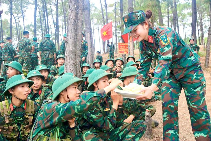 Hội Phụ nữ cơ quan, Đoàn Thanh niên Bộ CHQS TP Quảng Ninh động viên chiến sĩ mới trên thao trường huấn luyện.