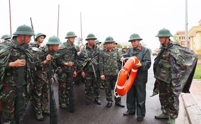 Lãnh đạo Bộ CHQS tỉnh Hưng Yên kiểm tra vật chất sẵn sàng thực hiện nhiệm vụ ứng phó với cơn bão số 4.