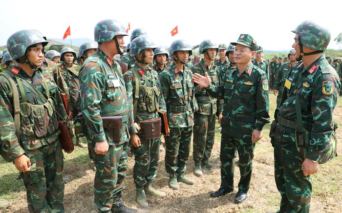 Trung tướng Lương Văn Kiểm, Phó bí thư Đảng ủy, Tư lệnh Quân khu 3 gặp gỡ, động viên cán bộ, chiến sĩ Sư đoàn 395 sau khi hoàn thành nhiệm vụ thực binh.