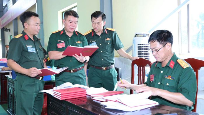 Đại tá Ngô Quốc Bảo, Phó chủ nhiệm Chính trị Quân khu 3, Trưởng tiểu Ban Giám khảo kiểm tra công tác chấm thi tại Hội thi sổ sách công tác quân sự, chính trị, hậu cần - kỹ thuật năm 2026 do Quân khu 3 tổ chức.