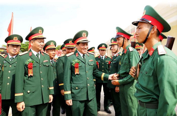 Trung tướng Nguyễn Đức Hưng, Ủy viên Trung ương Đảng, Ủy viên Quân ủy Trung ương, Bí thư Đảng ủy, Chính ủy Quân khu 3 động viên cán bộ, chiến sĩ Trung đoàn 8, Sư đoàn 395.