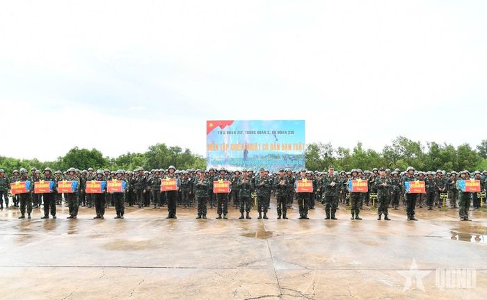 Thủ trưởng Bộ tư lệnh Quân khu 9 tặng quà, động viên lực lượng diễn tập.