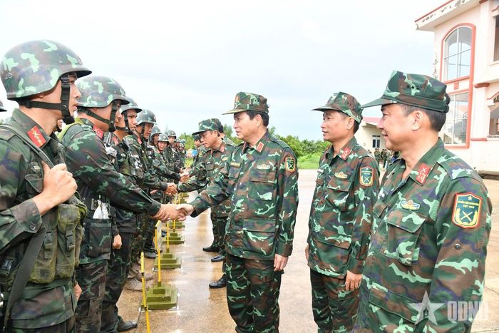Thiếu tướng Nguyễn Minh Triều, Phó tư lệnh Quân khu 9 động viên lực lượng tham gia diễn tập.