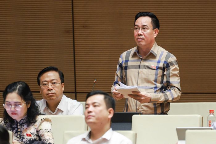 Đại biểu Nguyễn Văn Huy (đoàn Hưng Yên) phát biểu thảo luận về dự án Luật Kinh doanh bất động sản (sửa đổi). Ảnh: TRỌNG HẢI 