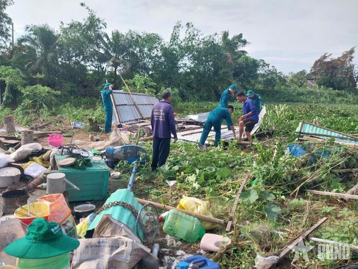 Lực lượng Dân quân tham gia khắc phục hậu quả mưa giông xảy ra tại địa bàn tỉnh An Giang.