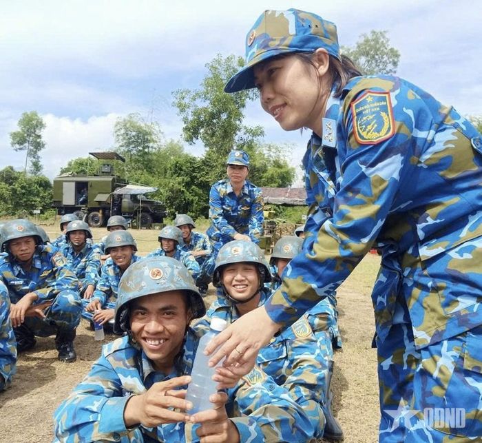 Hội Phụ nữ Trung đoàn 224 tiếp nước thao trường tại trường bắn Đồng Nghệ.