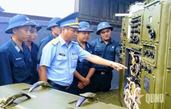  Một buổi huấn luyện thực hành trên khí tài của Đại đội 10, Trung đoàn Pháo phòng không 224. 