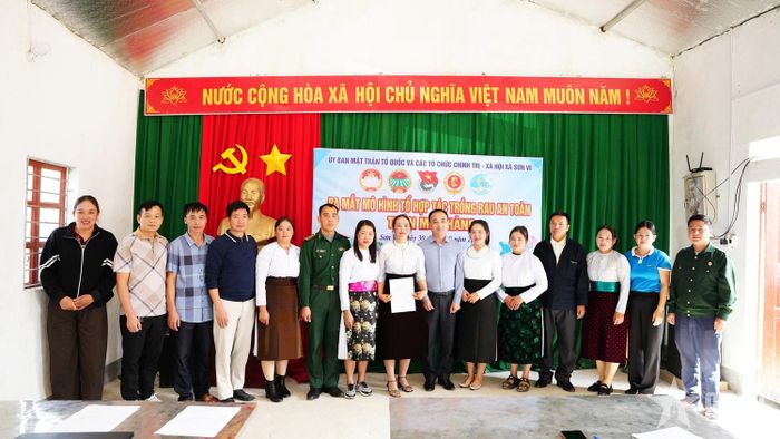 Các đại biểu và thành viên Tổ hợp tác trồng rau an toàn thôn Mỏ Phàng chụp ảnh lưu niệm tại lễ ra mắt. 