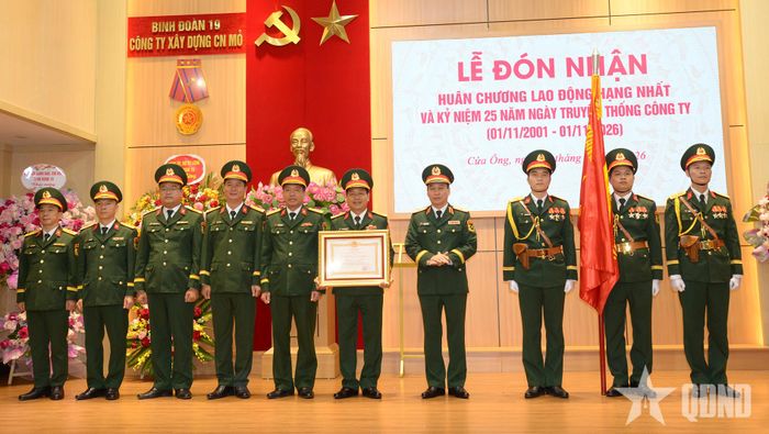 Thừa ủy quyền của Chủ tịch nước, Thiếu tướng Đỗ Mạnh Khảm trao Huân chương Lao động hạng Nhất tặng Công ty Xây dựng Công nghiệp mỏ.