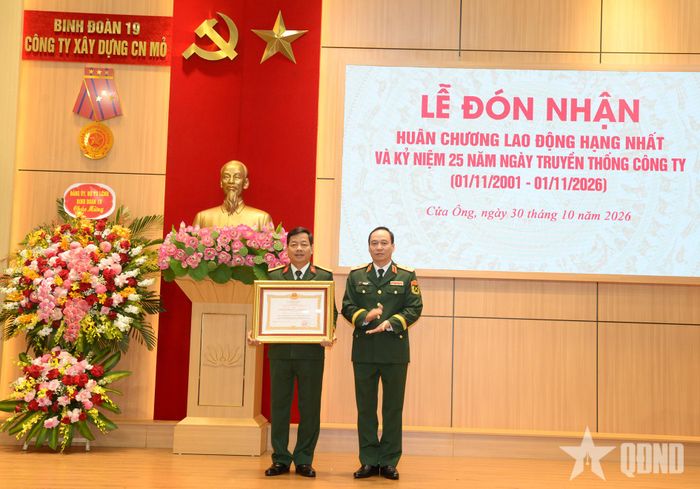  Thừa ủy quyền của Chủ tịch nước, Thiếu tướng Đỗ Mạnh Khảm trao Huân chương Lao động hạng Nhất tặng Đại tá Phạm Văn Thịnh, Giám đốc Công ty Xây dựng Công nghiệp mỏ. 