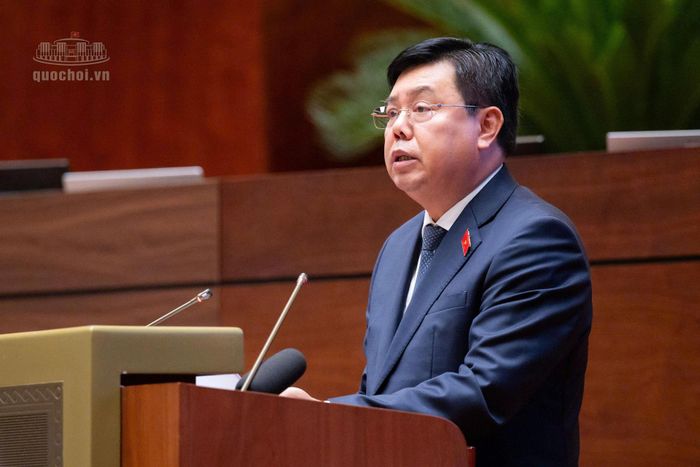 Bộ trưởng Bộ Nội vụ Nguyễn Tiến Hải phát biểu làm rõ một số vấn đề. Ảnh: quochoi.vn 