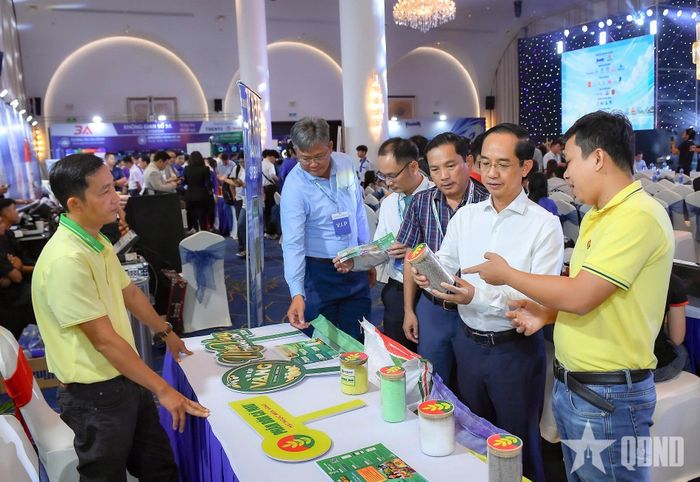 Đại biểu tham quan các sản phẩm trưng bày tại ngày hội. 