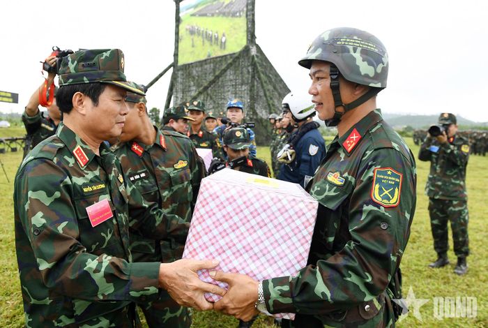 Đại tướng Nguyễn Tân Cương trao quà tặng các đơn vị tham gia thực binh.