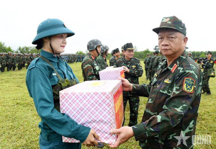 Thượng tướng Nguyễn Quang Ngọc, Ủy viên Trung ương Đảng, Thứ trưởng Bộ Quốc phòng, trao quà tặng các lực lượng tham gia diễn tập thực binh.