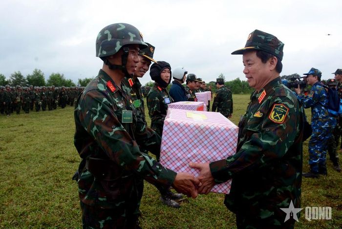 Thượng tướng Đỗ Xuân Tụng, Ủy viên Trung ương Đảng, Phó chủ nhiệm Tổng cục Chính trị trao quà tặng các lực lượng tham gia diễn tập.