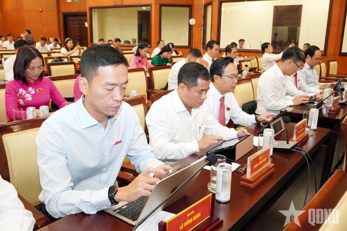  Các đại biểu tiến hành biểu quyết thông qua những nghị quyết tại kỳ họp.