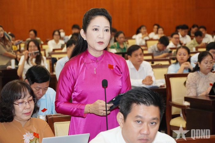  Đại biểu phát biểu thảo luận tại kỳ họp.