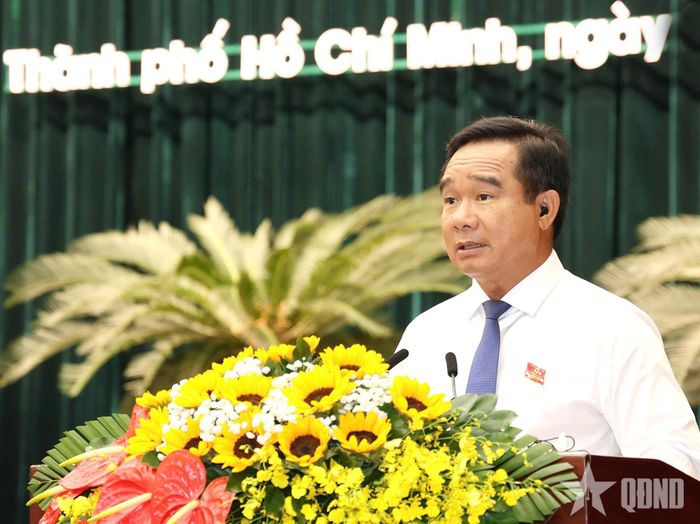  Chủ tịch UBND TP Hồ Chí Minh Nguyễn Văn Được trao đổi các vấn đề thảo luận tại kỳ họp.
