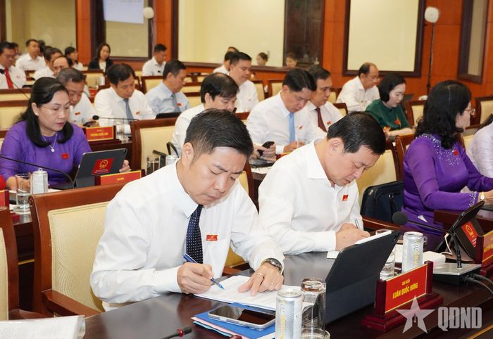  Đại biểu tham dự kỳ họp.