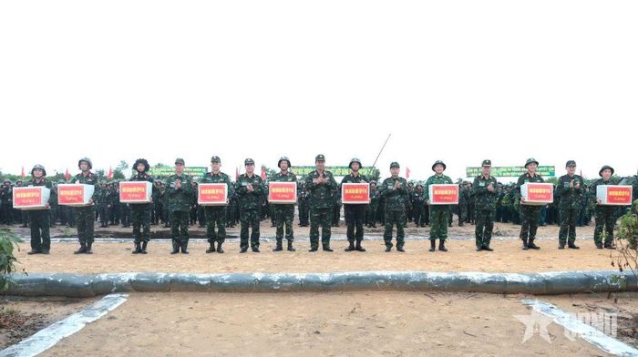  Ban chỉ đạo diễn tập và các đồng chí lãnh đạo trao quà tặng các lực lượng tham gia diễn tập. 