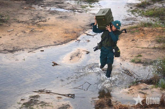 Lực lượng chuyển đạn tiếp tế.