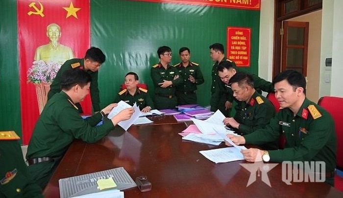 Đoàn kiểm tra trao đổi, thảo luận tại buổi làm việc. 