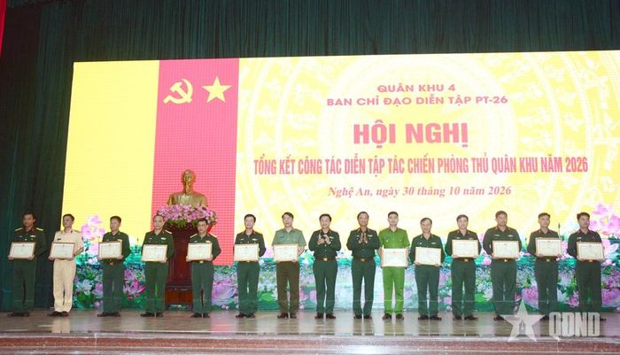 Bộ tư lệnh Quân khu 4 khen thưởng các tập thể hoàn thành xuất sắc nhiệm vụ diễn tập PT-26.