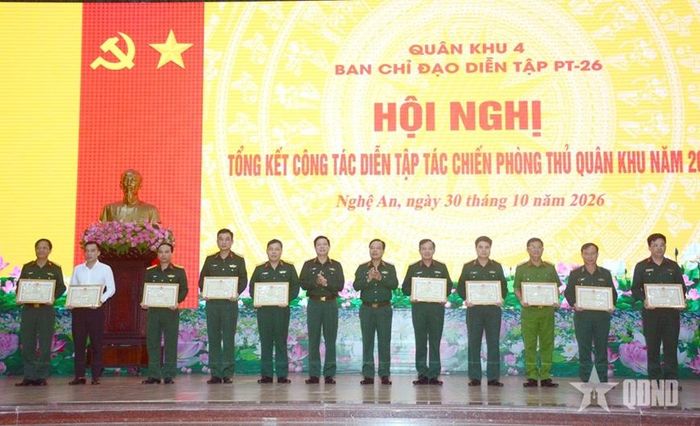  Bộ tư lệnh Quân khu 4 khen thưởng các cá nhân hoàn thành xuất sắc nhiệm vụ diễn tập PT-26. 