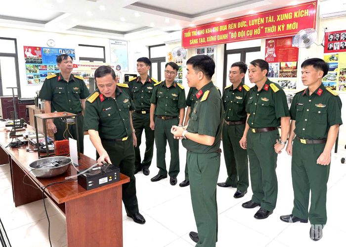  Các đại biểu tham quan sản phẩm sáng kiến cải tiến kỹ thuật, giải pháp nâng cao hiệu quả công tác của Kho K64. 