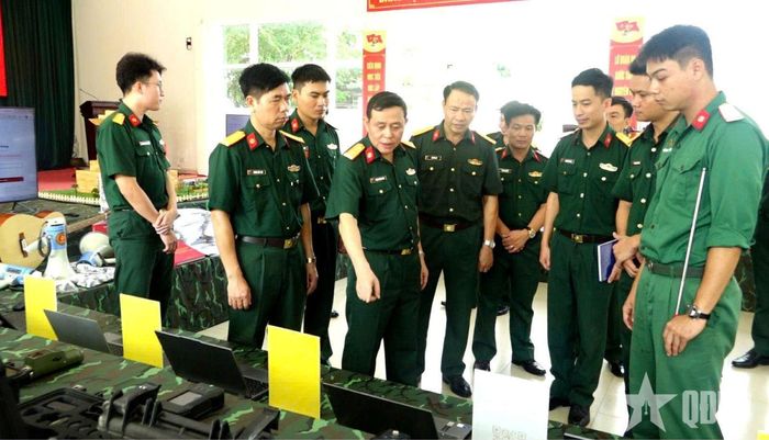  Các đại biểu tham quan khu trưng bày sáng kiến cải tiến kỹ thuật, mô hình, vật chất chuyển đổi số của Lữ đoàn 88. 