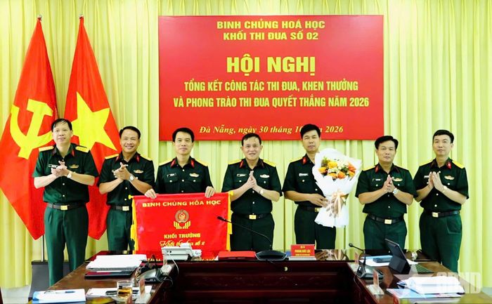  Đại tá Phạm Công Hữu trao cờ Khối trưởng Khối thi đua số 2 năm 2027 cho Lữ đoàn 86 và tặng hoa chúc mừng Lữ đoàn 88 đã hoàn thành xuất sắc nhiệm vụ Khối trưởng Khối thi đua số 2 năm 2026. 