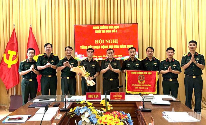  Đại tá Phạm Công Hữu trao cờ Khối trưởng Khối thi đua số 4 năm 2027 cho Kho K61 và tặng hoa chúc mừng Kho K64 đã hoàn thành xuất sắc nhiệm vụ Khối trưởng Khối thi đua số 4 năm 2026. 