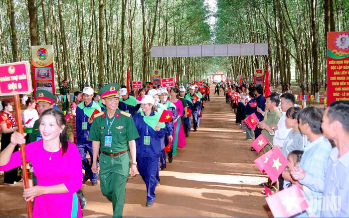 Các tuyển thủ vào trường thi.