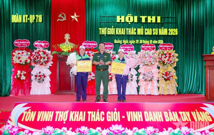  Thượng tá Hoàng Văn Quyết, Đoàn trưởng Đoàn Kinh tế - Quốc phòng 716 trao danh hiệu “Bàn tay vàng” cho hai tuyển thủ.