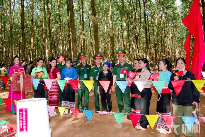 Đại tá Khuất Bá Cao, Bí thư Đảng ủy, Phó tư lệnh Binh đoàn 15; lãnh đạo, chỉ huy Đoàn Kinh tế - Quốc phòng 716 và bà con nhân dân cổ vũ hội thi.