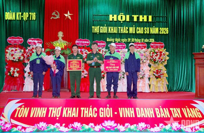 Thượng tá Hoàng Xuân Thắng, Bí thư Đảng ủy, Phó đoàn trưởng Đoàn Kinh tế - Quốc phòng 716 trao giải Nhì cho Đội 7.