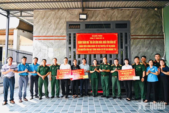  Lãnh đạo, chỉ huy Binh đoàn 16, Đoàn Kinh tế - Quốc phòng 719 và đại diện chính quyền địa phương cùng 3 đoàn viên công đoàn trong ngày khánh thành nhà "Mái ấm công đoàn, nghĩa tình đồng đội". 