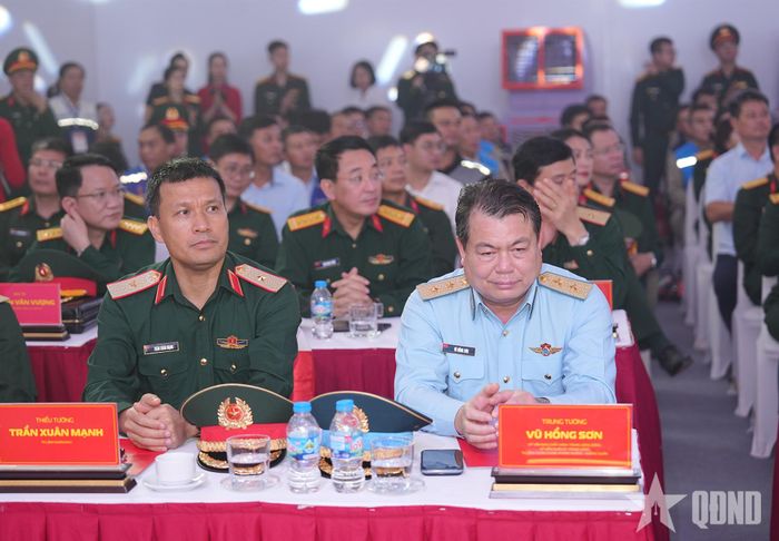 Trung tướng Vũ Hồng Sơn, Ủy viên Trung ương Đảng, Tư lệnh Quân chủng Phòng không-Không quân và Thiếu tướng Trần Xuân Mạnh, Tư lệnh Quân khu 1 dự lễ khởi công.