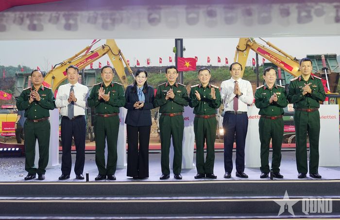 Đại tướng Phan Văn Giang và các đại biểu tại lễ khởi công.