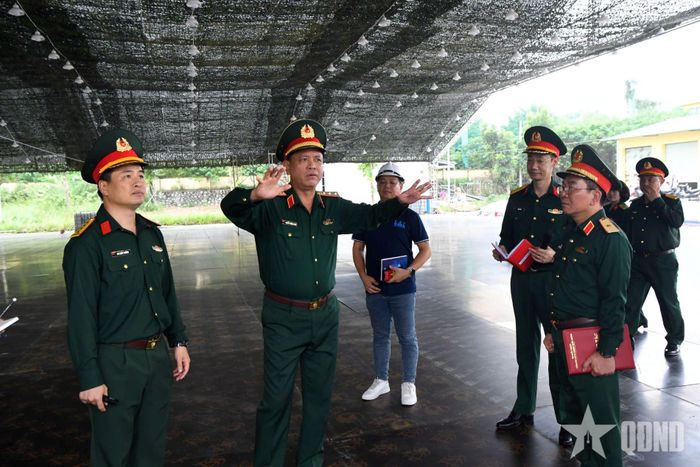 Thượng tướng Nguyễn Trường Thắng và đoàn kiểm tra công tác chuẩn bị triển lãm tại khu vực sân bay Gia Lâm. Ảnh: PHẠM HƯNG 