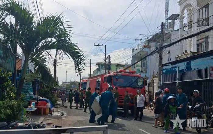 Lực lượng dân quân hỗ trợ di dời tài sản.