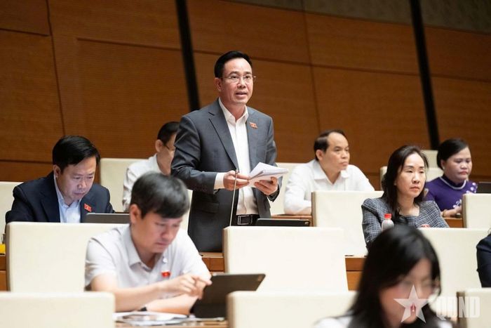  Đại biểu Nguyễn Văn Huy (đoàn Hưng Yên) phát biểu thảo luận về bảo vệ trẻ em trên không gian mạng. Ảnh: TRỌNG HẢI 