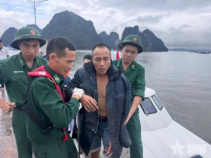 Bộ đội Biên phòng TP Quảng Ninh đưa thuyền viên trên tàu cá gặp nạn vào bờ cấp cứu, theo dõi sức khỏe.