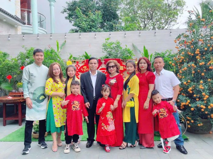 Thượng tướng Lê Chiêm bên gia đình. Ảnh do nhân vật cung cấp
