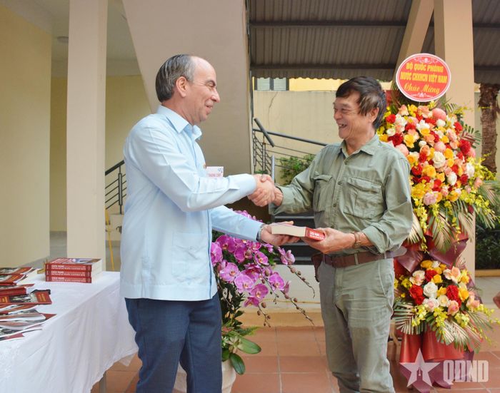  Đại sứ Cuba tại Việt Nam Rogelio Polanco Fuentes trao tặng sách cho các đại biểu. 