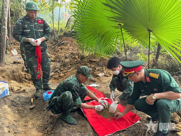 Lực lượng chức năng cất bốc hài cốt liệt sĩ.