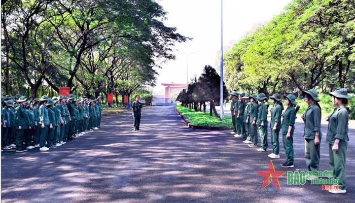 Phát động Phong trào "Toàn dân xây dựng nền quốc phòng vững mạnh, hiện đại" trên cả nước. Trong ảnh: Giảng dạy môn Giáo dục quốc phòng và an ninh cho sinh viên tại Trung tâm Giáo dục quốc phòng và an ninh, Đại học Quốc gia TP Hồ Chí Minh / qdnd.vn
