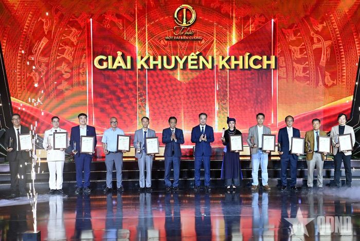 Đồng chí Hoàng Đạo Cương, Thứ trưởng Bộ Văn hóa, Thể thao và Du lịch và đồng chí Nguyễn Tường Lâm, Bí thư Trung ương Đoàn, Chủ nhiệm Ủy ban Kiểm tra Trung ương Đoàn trao giải khuyến khích tặng các tác giả.